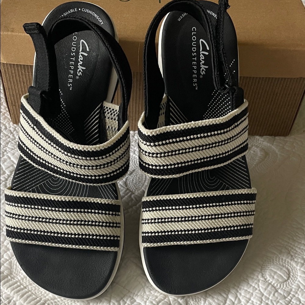 Clarks Cloudsteppers Black and Cream Sandals NWOT Size 6.5